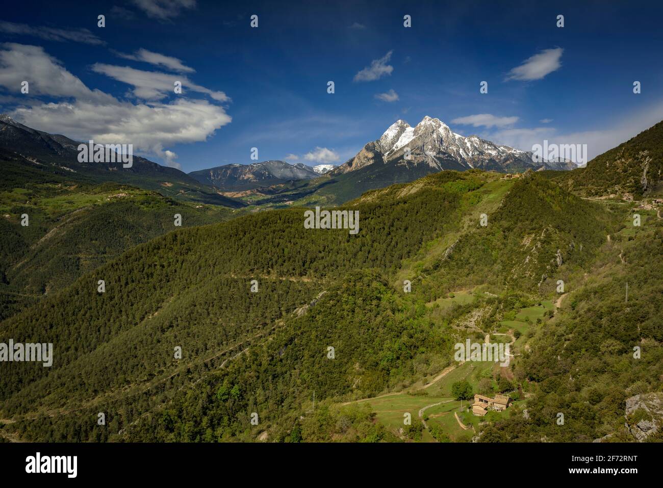 Der Berg Pedraforca vom Aussichtspunkt Albert Arilla aus gesehen, in der Nähe von Gisclareny, Berguedà, an einem Frühlingsmorgen (Provinz Barcelona, Katalonien, Spanien, Pyrenäen) Stockfoto