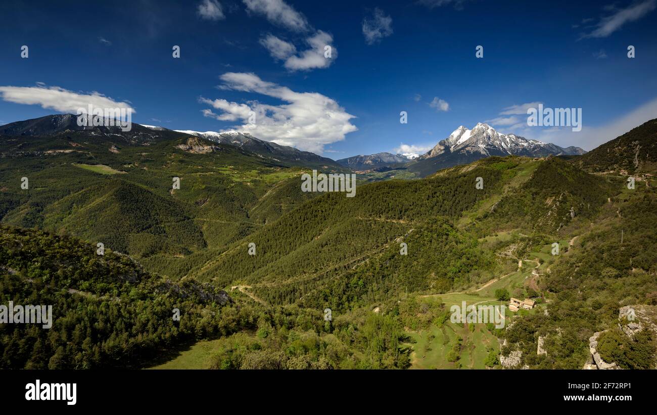 Der Berg Pedraforca vom Aussichtspunkt Albert Arilla aus gesehen, in der Nähe von Gisclareny, Berguedà, an einem Frühlingsmorgen (Provinz Barcelona, Katalonien, Spanien, Pyrenäen) Stockfoto