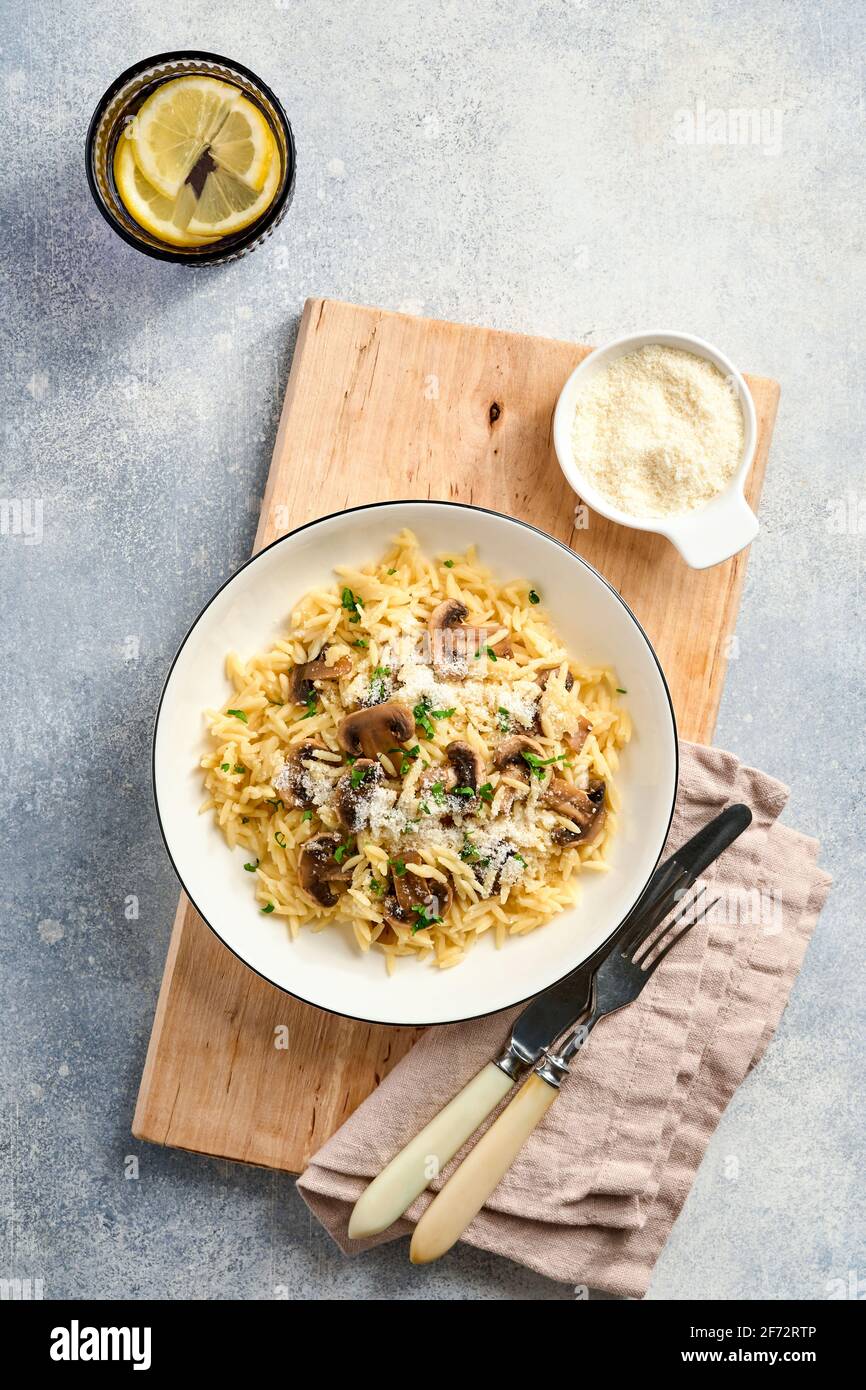 Speisen italienische Pasta-Risoni, Pilze, Sauce, Parmesan, Thymian ...