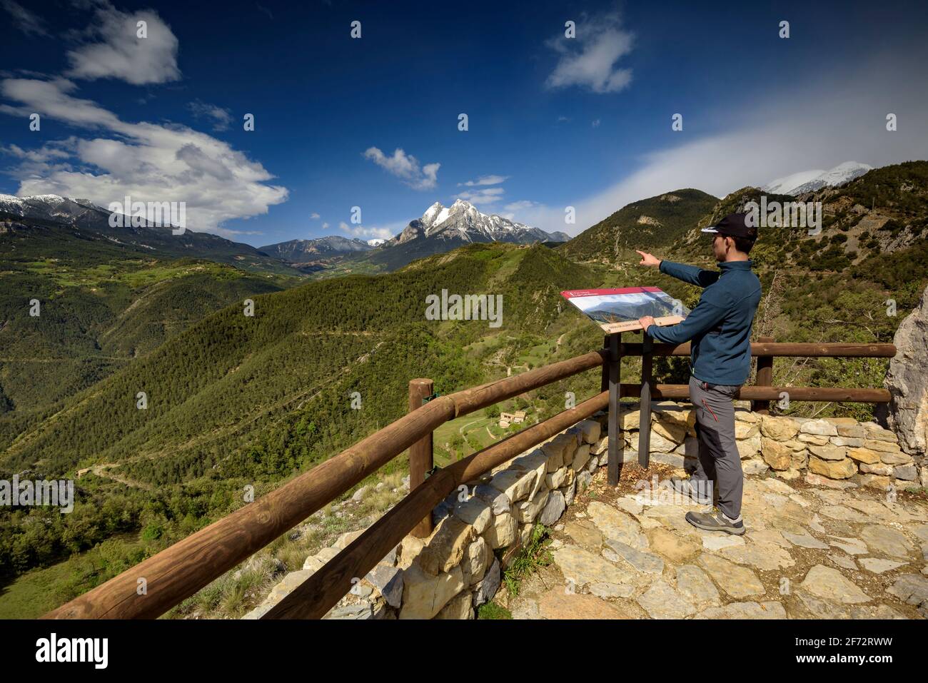 Der Berg Pedraforca vom Aussichtspunkt Albert Arilla aus gesehen, in der Nähe von Gisclareny, Berguedà, an einem Frühlingsmorgen (Provinz Barcelona, Katalonien, Spanien, Pyrenäen) Stockfoto