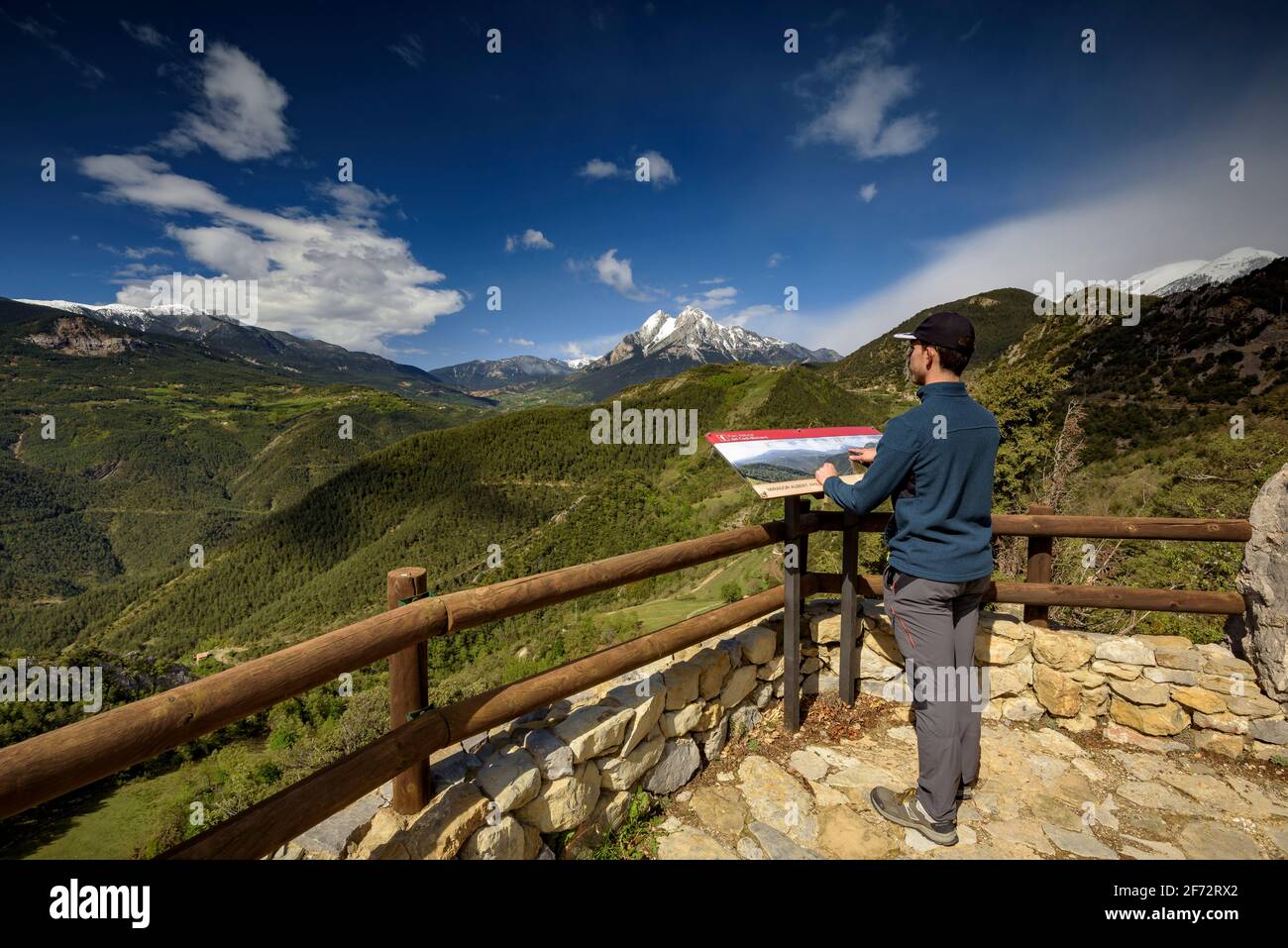 Der Berg Pedraforca vom Aussichtspunkt Albert Arilla aus gesehen, in der Nähe von Gisclareny, Berguedà, an einem Frühlingsmorgen (Provinz Barcelona, Katalonien, Spanien, Pyrenäen) Stockfoto