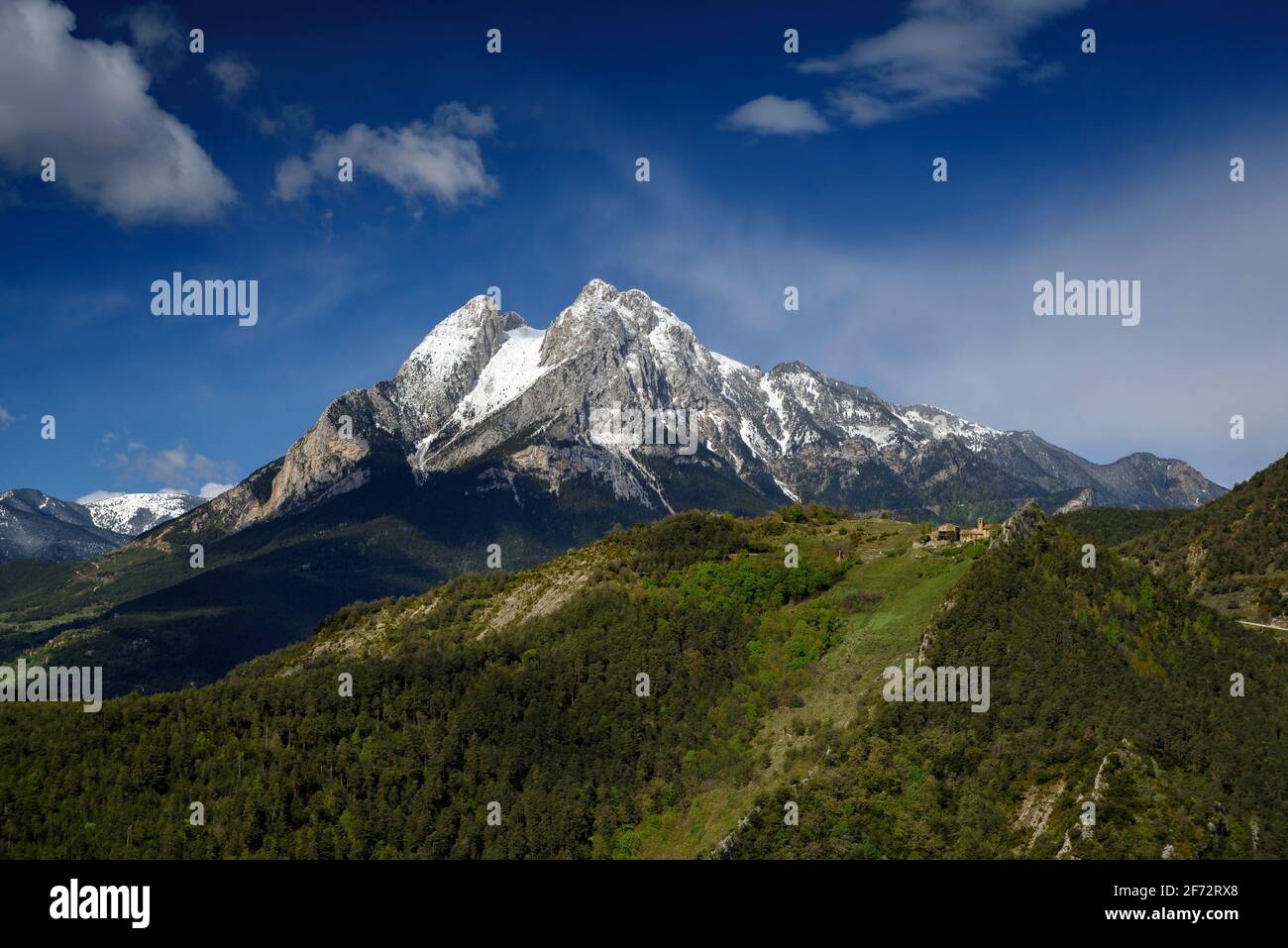Der Berg Pedraforca vom Aussichtspunkt Albert Arilla aus gesehen, in der Nähe von Gisclareny, Berguedà, an einem Frühlingsmorgen (Provinz Barcelona, Katalonien, Spanien, Pyrenäen) Stockfoto