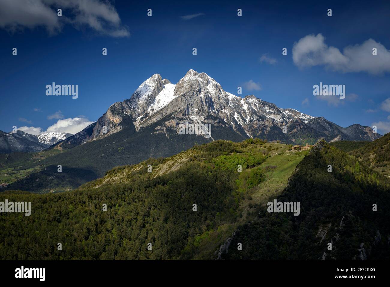 Der Berg Pedraforca vom Aussichtspunkt Albert Arilla aus gesehen, in der Nähe von Gisclareny, Berguedà, an einem Frühlingsmorgen (Provinz Barcelona, Katalonien, Spanien, Pyrenäen) Stockfoto