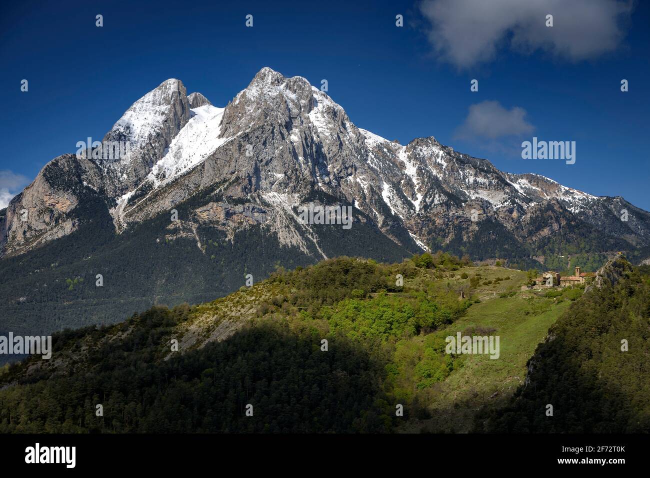 Der Berg Pedraforca vom Aussichtspunkt Albert Arilla aus gesehen, in der Nähe von Gisclareny, Berguedà, an einem Frühlingsmorgen (Provinz Barcelona, Katalonien, Spanien, Pyrenäen) Stockfoto