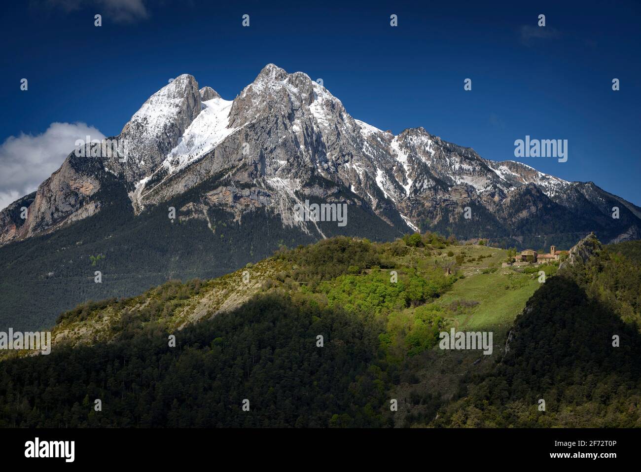 Der Berg Pedraforca vom Aussichtspunkt Albert Arilla aus gesehen, in der Nähe von Gisclareny, Berguedà, an einem Frühlingsmorgen (Provinz Barcelona, Katalonien, Spanien, Pyrenäen) Stockfoto