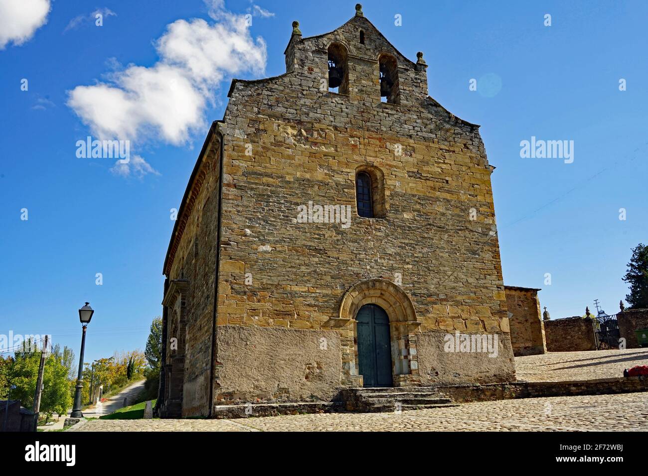 Villafranca im Westen von Ponferrada: Romanische Santiago-Kirche, Jakobskirche Villafranca mit Gnadenpforte in der Seitenfront Stockfoto