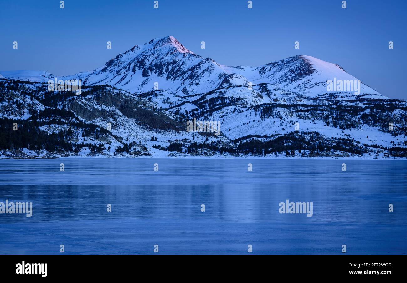 Wintersonnengang am Bouillouses Lake. Im Hintergrund Peric Peaks (Cerdagne, Pyrénées Orientales, Ozzitanie, Frankreich) Stockfoto