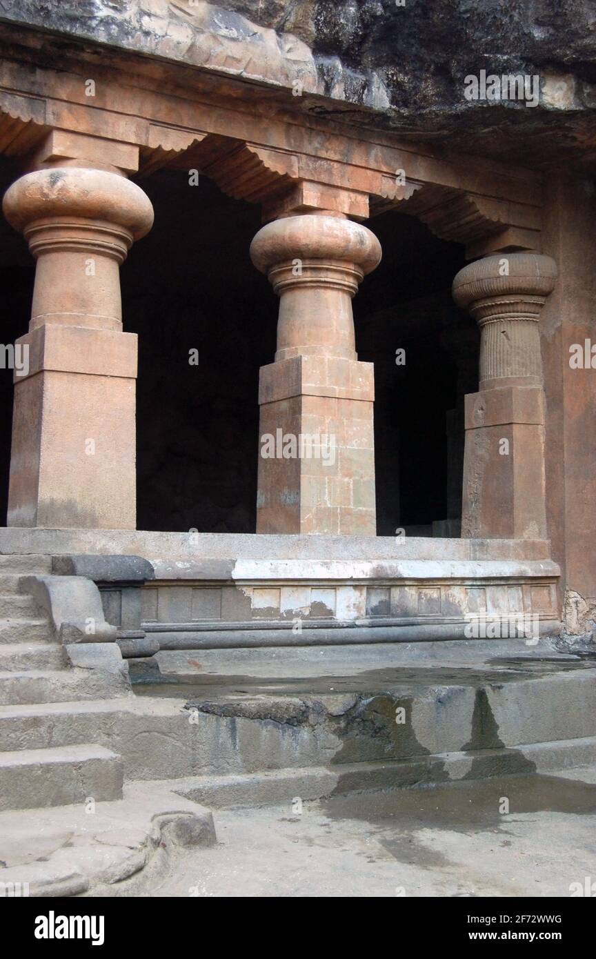 Innenhof eines der alten Hindu-Tempel auf der Insel Elephanta, vor der Küste von Mumbai (ehemals Bombay). Die Tempel sind in geschnitzt Stockfoto