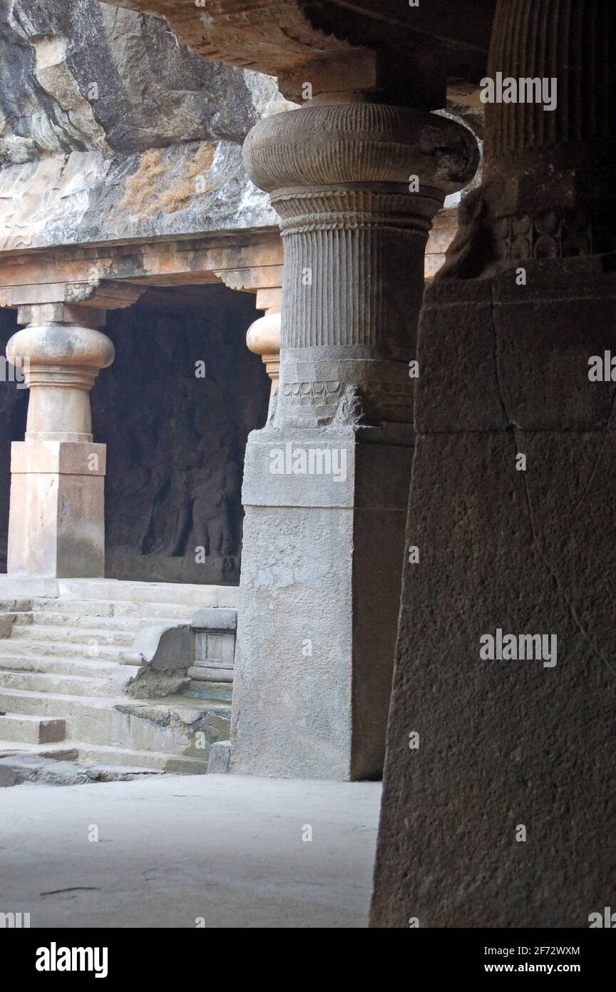Fassade eines der alten Hindu-Tempel auf der Insel Elephanta, vor der Küste von Mumbai (ehemals Bombay). Die Tempel sind in Höhlen geschnitzt Stockfoto
