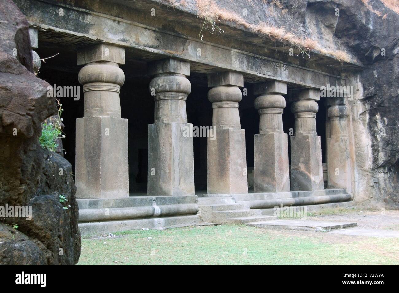 Fassade eines der alten Hindu-Tempel auf der Insel Elephanta, vor der Küste von Mumbai (ehemals Bombay). Die Tempel sind in Höhlen geschnitzt Stockfoto