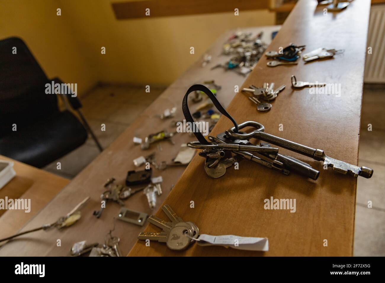 Viele Schlüssel und Schlüsselanhänger bei Urban Exploration von Gebäude aus alter Gefängnishaft Stockfoto