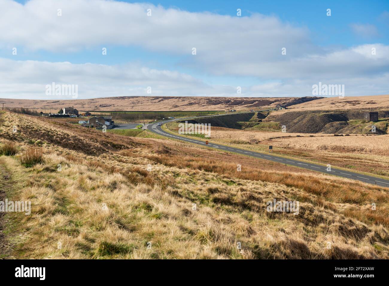 Blick auf die pennine Hills bei Marsden in West Yorkshire Mit der A62 trans pennine Route Stockfoto