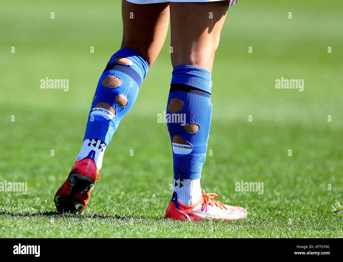Crawley, Großbritannien. April 2021. Ein Blick auf die Socken von Maya Le Tissier aus Brighton und Hove Albion, die während des Spiels der FA Women's Super League zwischen Brighton & Hove Albion Women und Manchester United Women am 4. April 2021 in Crawley Löcher in sie geschnitten haben, Vereinigtes Königreich Kredit: Paul Terry Foto/Alamy Live News Stockfoto