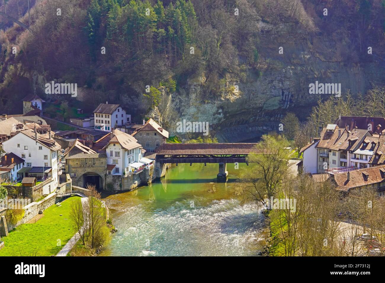 Erhöhte Ansicht des Bezirks Fribourg Auge und der pont de Berne (Brücke) über die Saane, Kanton Freiburg, Schweiz. Stockfoto