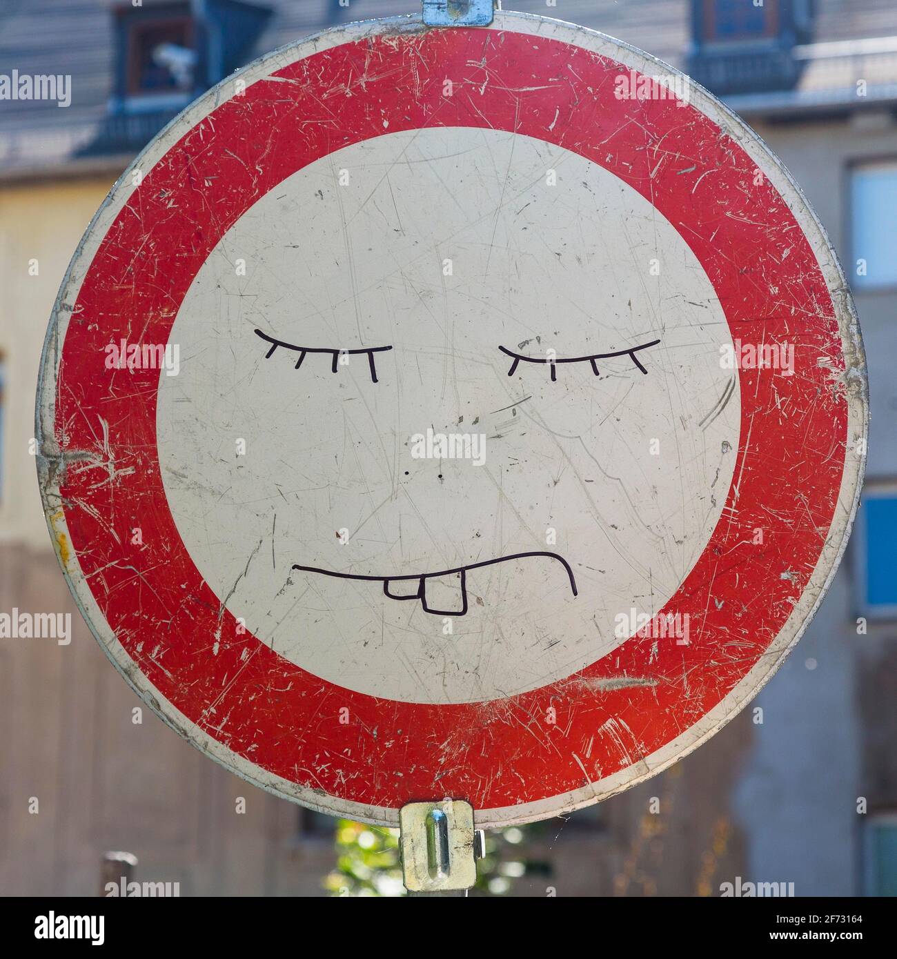 Verkehrsschild mit bemaltem Gesicht verschlossen, Sachsen, Deutschland Stockfoto