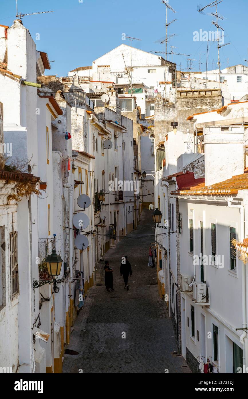 Enge Straße zwischen weißen Häusern von befestigten Elvas, Alentejo, Portugal Stockfoto