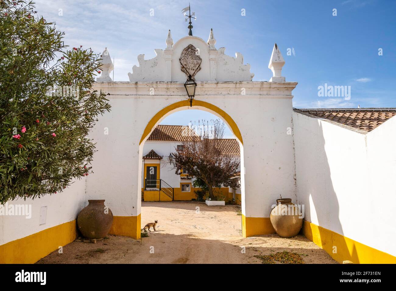 Großer Eingang zu einem der Bauernhöfe und Weingüter in Alentejo, Portugal Stockfoto