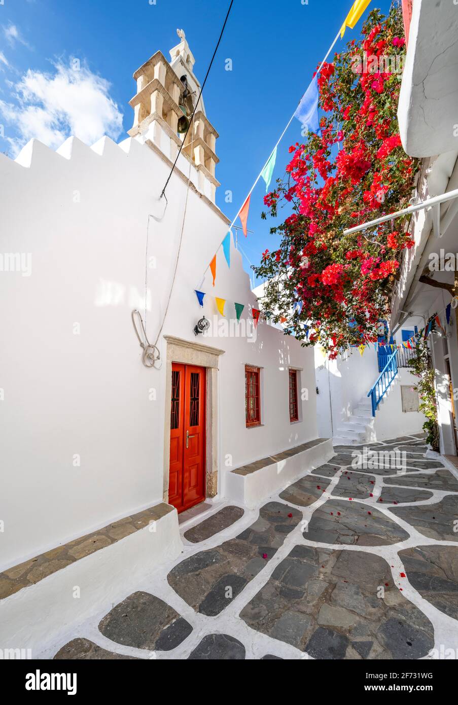 Kleine Gasse mit weißer griechisch-orthodoxer Kirche und roter Bougainvillea, Chora, Mykonos-Stadt, Mykonos, Kykladen, Ägäis, Griechenland Stockfoto