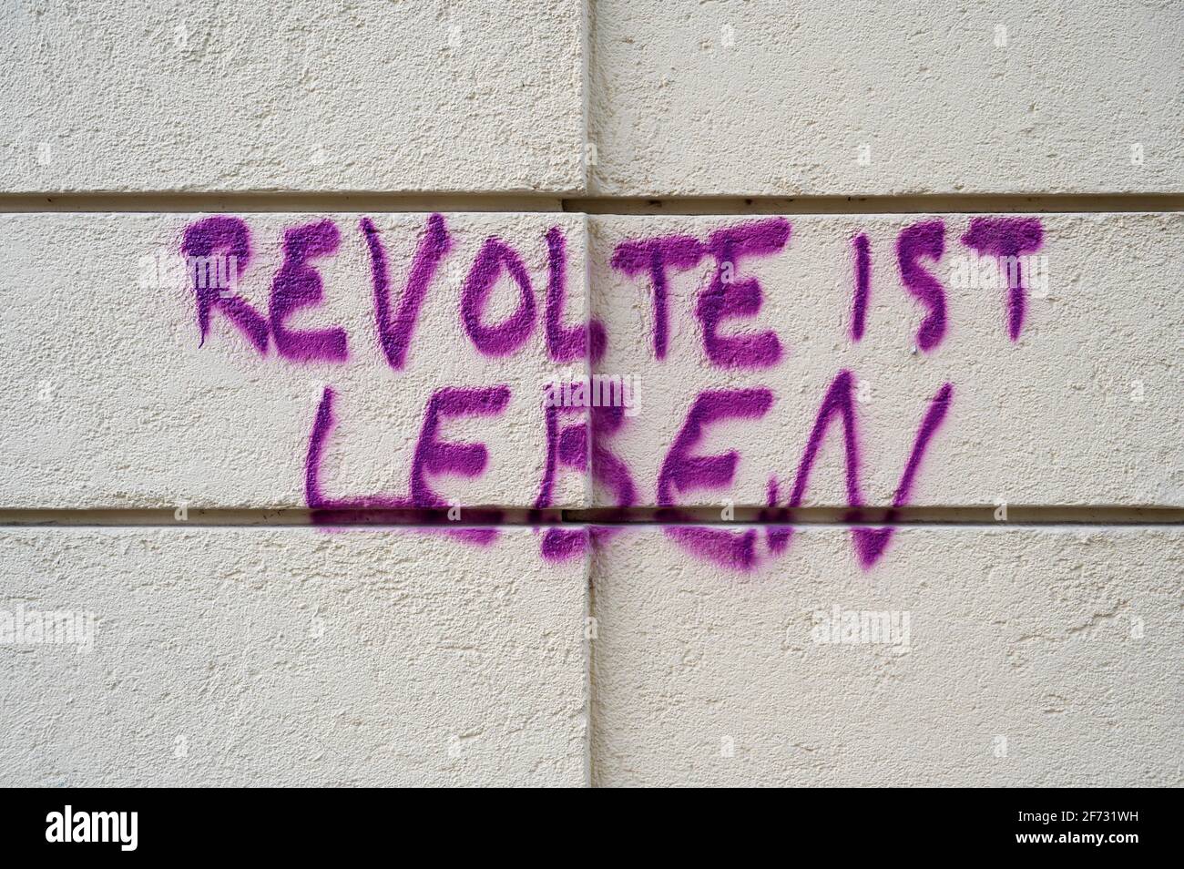 Aufgesprühte Schriftzüge, Revolt is Life, Haidhausen, München, Oberbayern, Bayern, Deutschland Stockfoto