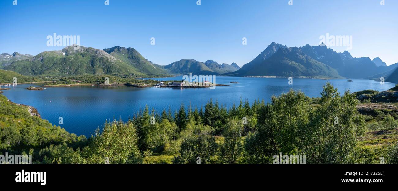 Fjord und Berge mit Gipfel von Jigravtind, Austnesfjorden, Lofoten, Nordland, Norwegen Stockfoto