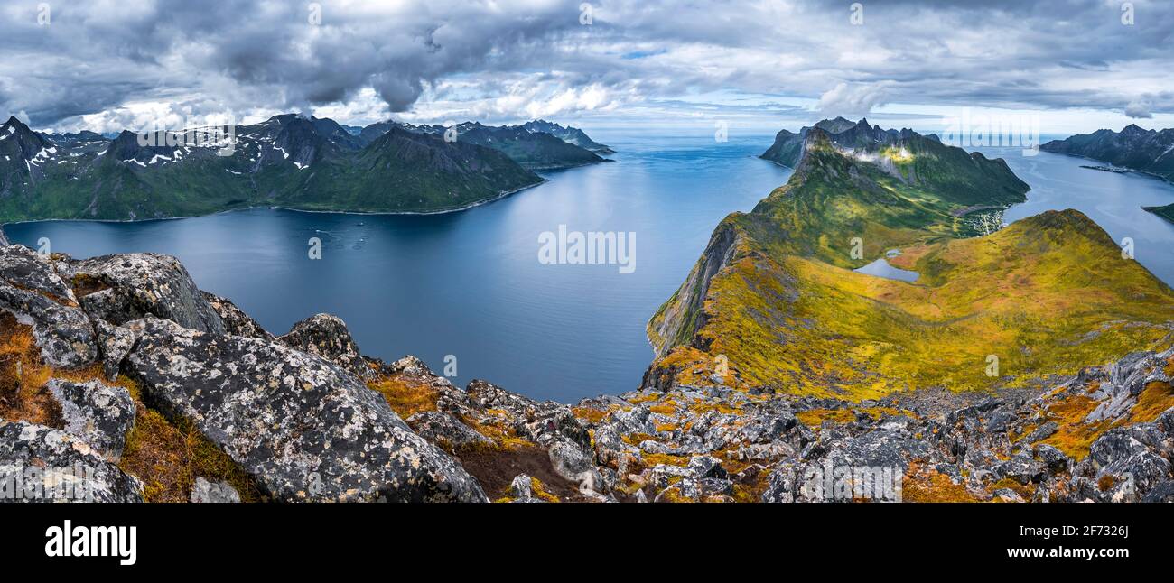 Bergpanorama, Fjord und Berge, hinten Fjordgard und Berg Segla, Blick vom Berg Barden, Senja, Norwegen Stockfoto