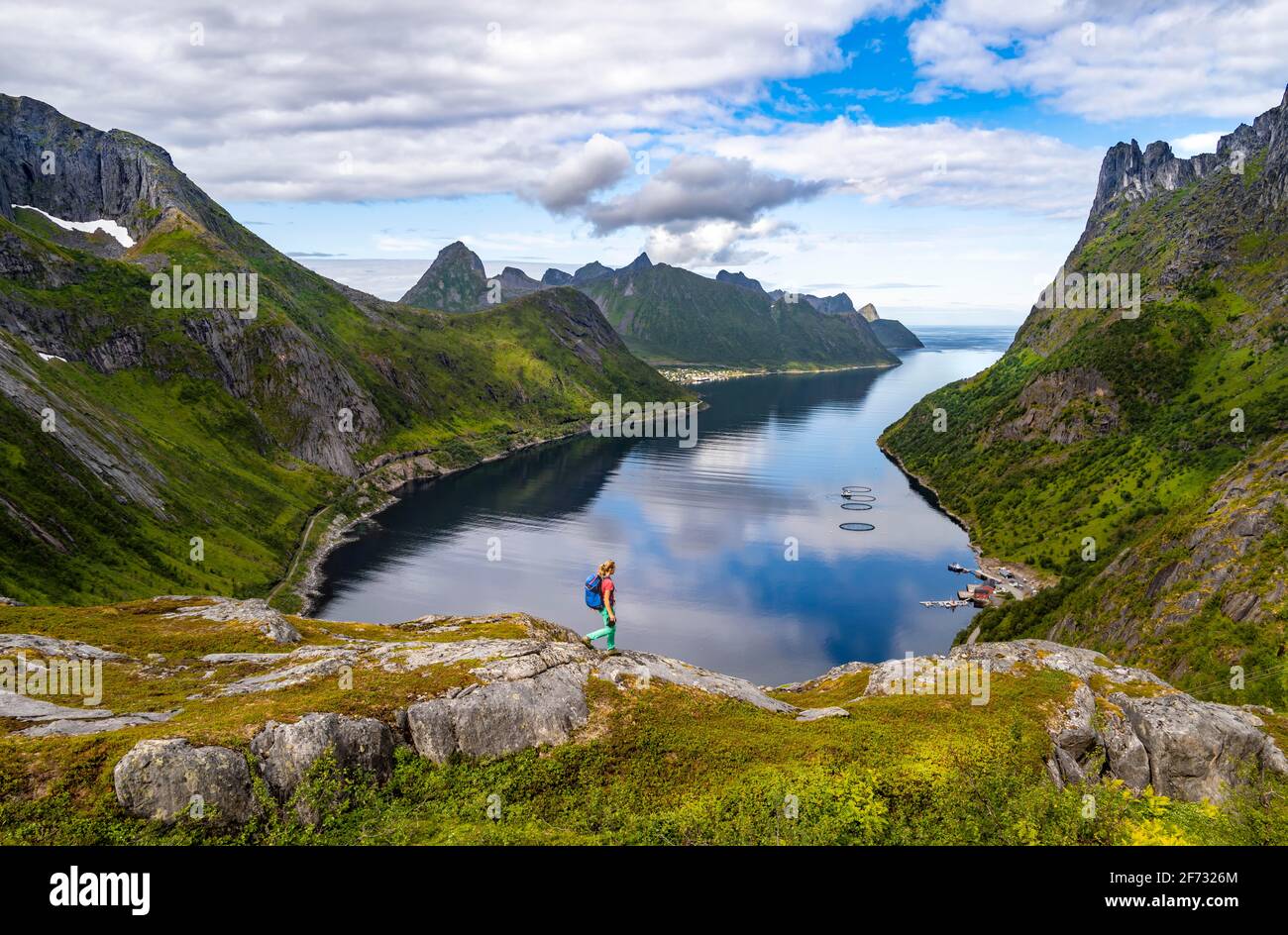 Fjord und Berge, hinten Fjordgard, Blick vom Berg Daven, junge Frau beim Wandern, Senja, Norwegen Stockfoto