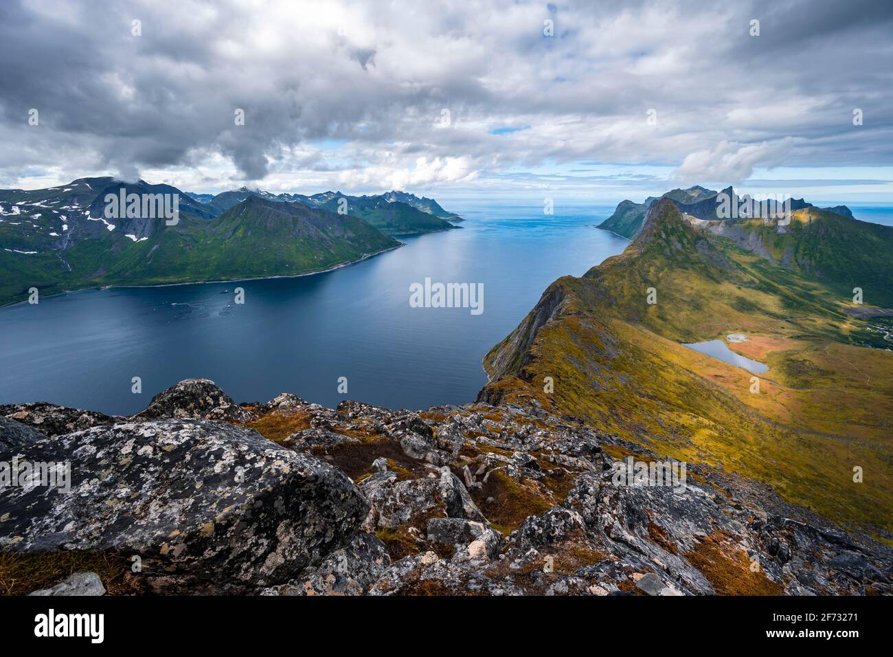 Bergpanorama, Fjord und Berge, im hinteren Berg Segla, Blick vom Berg Barden, Senja, Norwegen Stockfoto