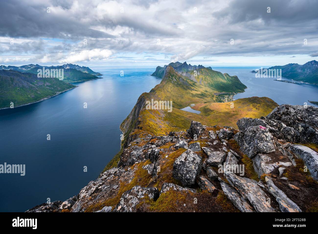 Bergpanorama, Fjord und Berge, im hinteren Berg Segla, Blick vom Berg Barden, Senja, Norwegen Stockfoto