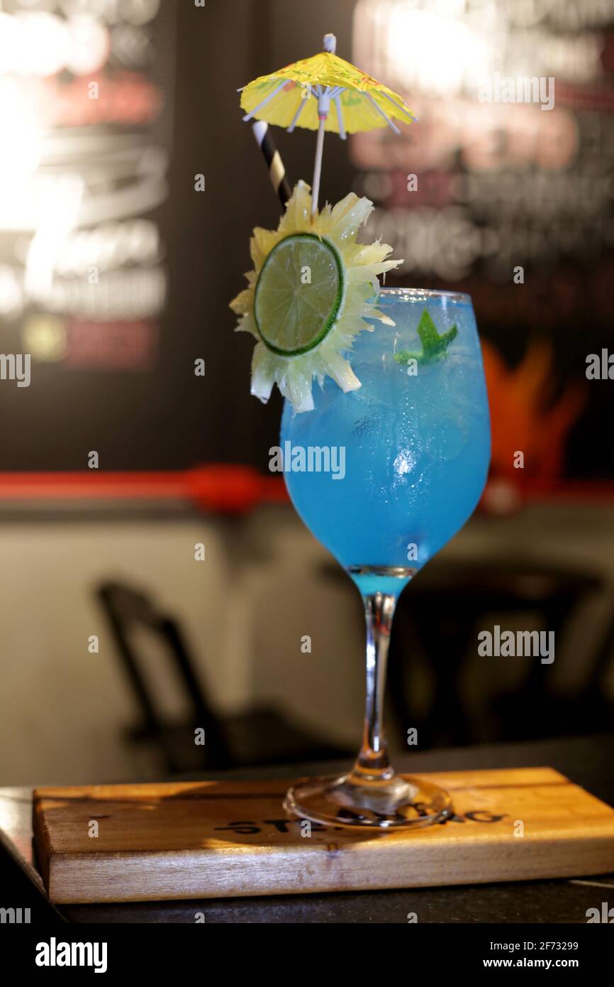 salvador, bahia / brasilien - 21. april 2017: Blue Lagona. Das Getränk besteht aus Gin, Wodka, blauem curacao. *** Ortsüberschrift *** Stockfoto