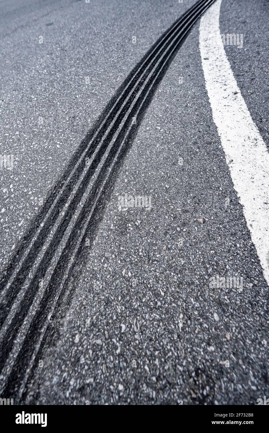 Reifenspuren auf einer Straße, Gleitspuren, Norwegen Stockfoto