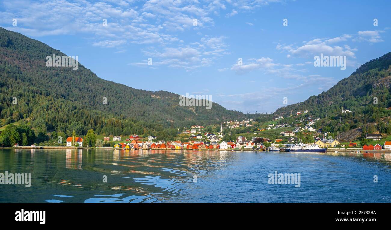 Bunte Häuser am Lustrafjord, Dorf Solvorn, Luster, Vestland, Norwegen Stockfoto