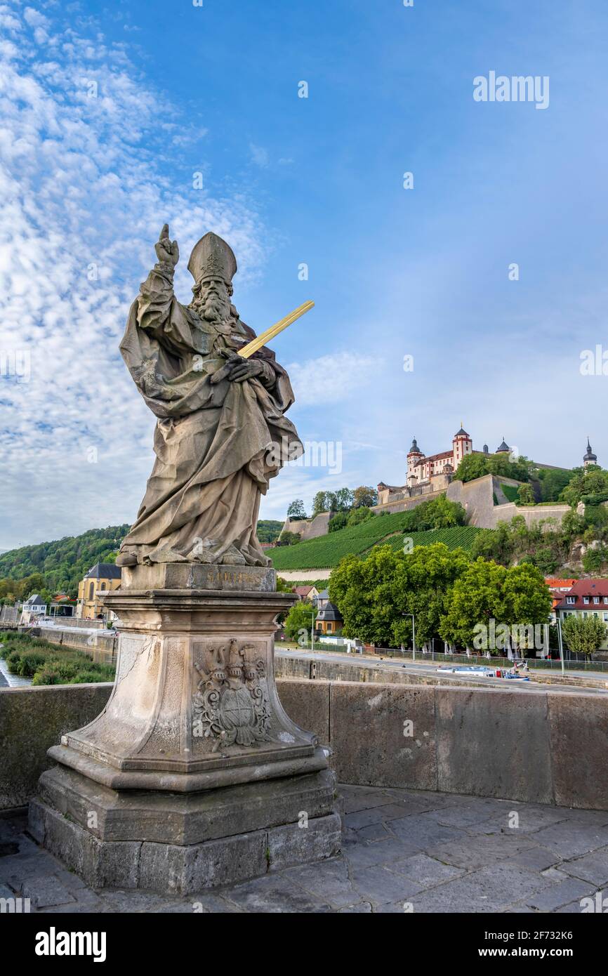 Festung Marienberg am Main, Statue auf der Alten Mainbrücke, Würzburg, Unterfranken, Bayern Stockfoto