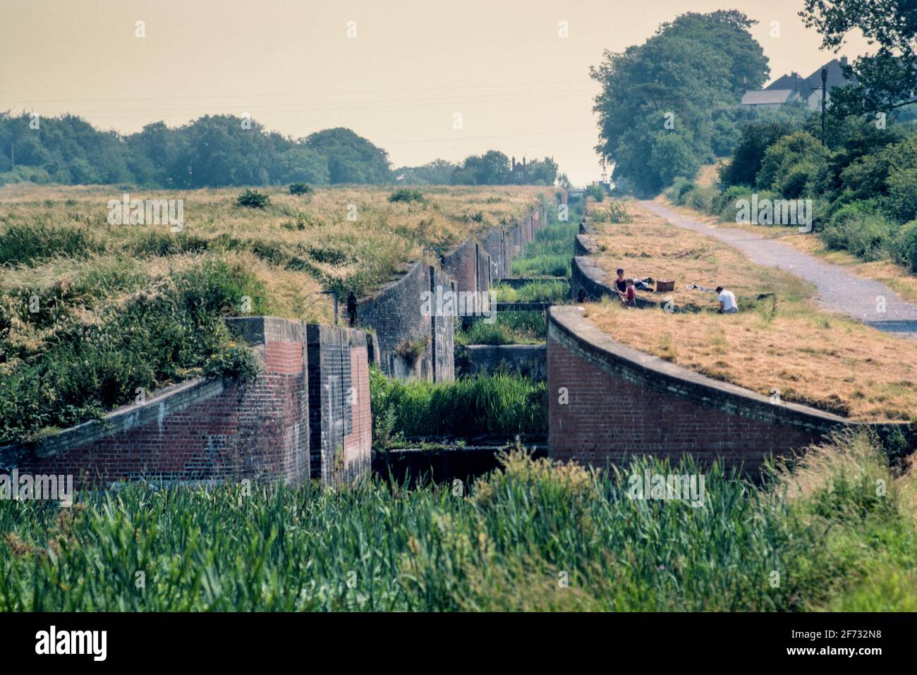 Der Caen Hill Flug von Schleusen auf dem Kennet und Avon-Kanal bei Devizes vor der Restaurierung 1984 Stockfoto