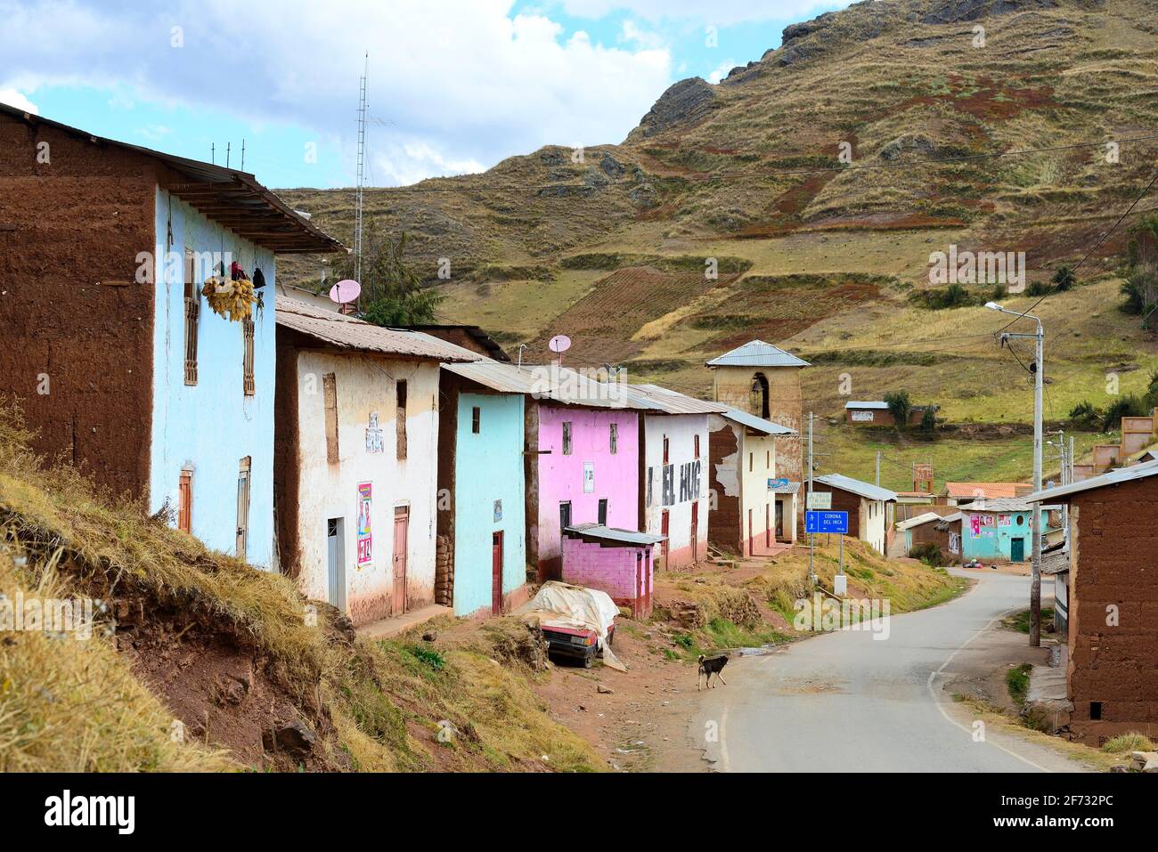 Bunte Reihe von Häusern an der Hauptstraße, Corona del Inca, Provinz Huanuco, Peru Stockfoto