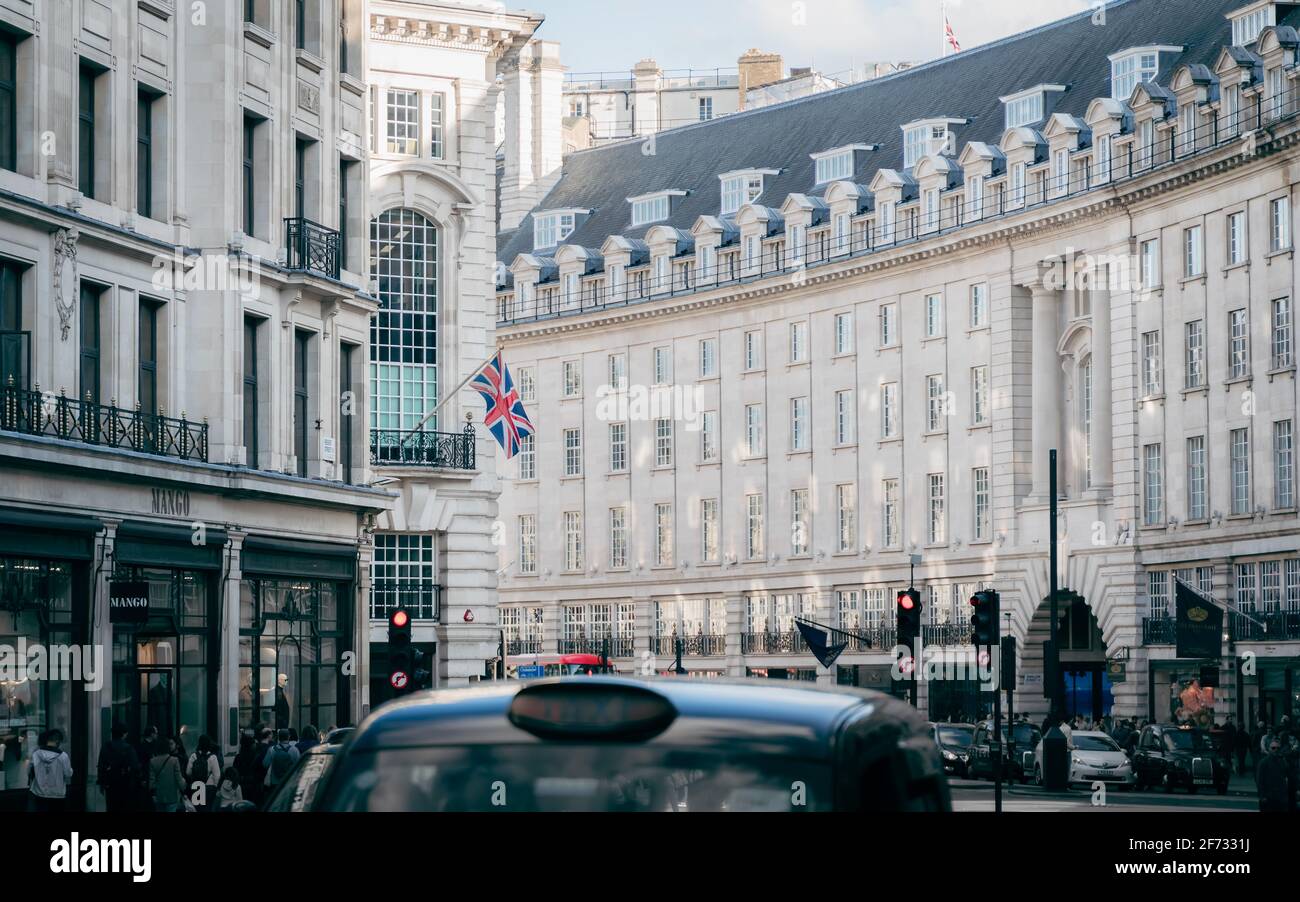 London - 08. September 2019 - Wintervormittagssonne in der geschäftigen Regent Street mit Einkäufern und Verkehr, London, Großbritannien Stockfoto