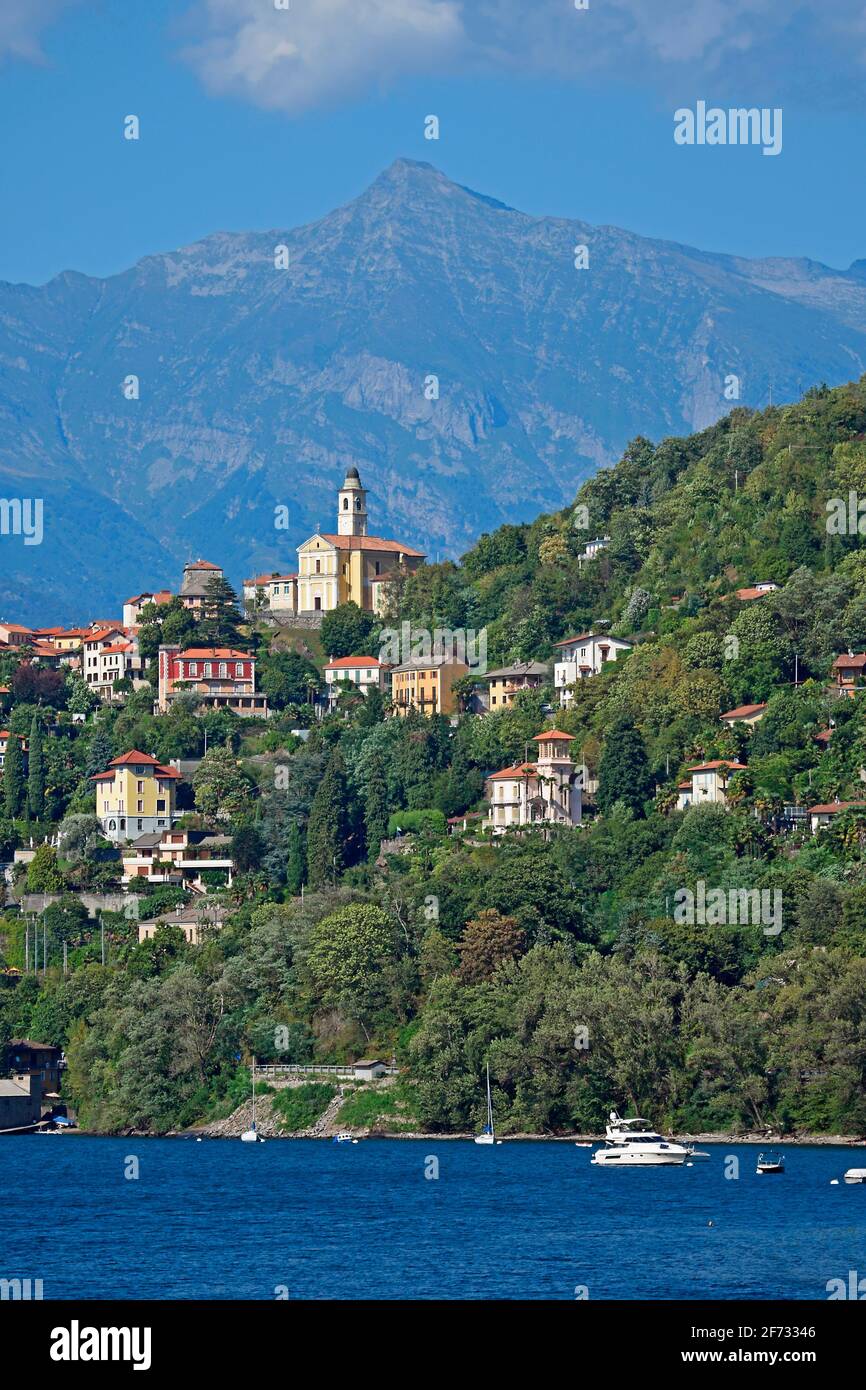 Die Stadt Pino sulla Sponda del Lago Maggiore und Gipfel Pizzo di Vogorno, Lombardei, Italien Stockfoto