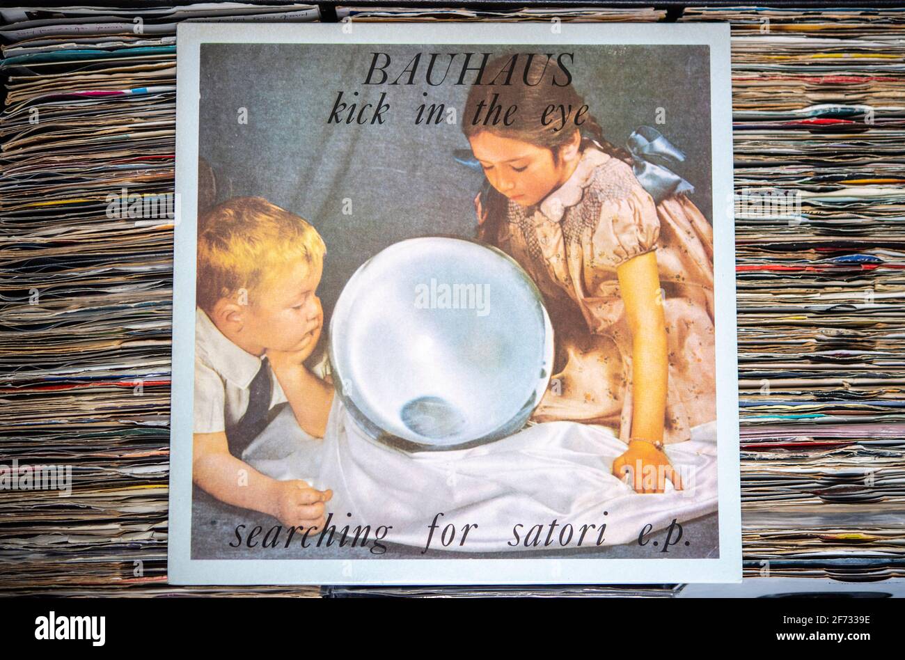 12-Zoll-Single-Version von Kick in the Eye von Bauhaus, Teil der Searching for Satori EP, die auf einer Sammlung von Schallplatten liegt Stockfoto