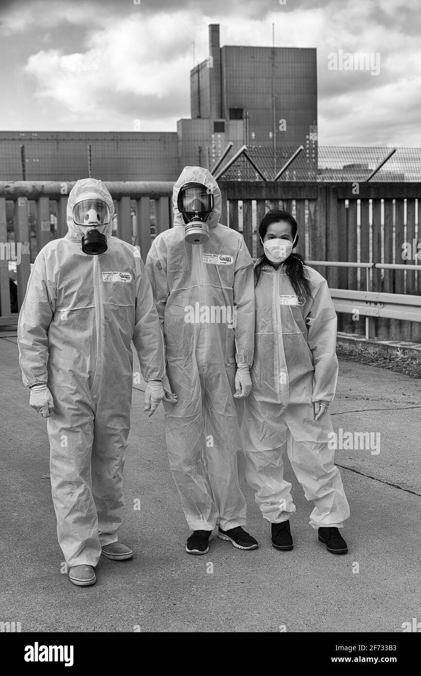 Menschen in Schutzanzügen und Gasmasken demonstrieren vor dem ehemaligen Kernkraftwerk Wuergassen, Beverungen, Landkreis Hoexter, Nord Stockfoto