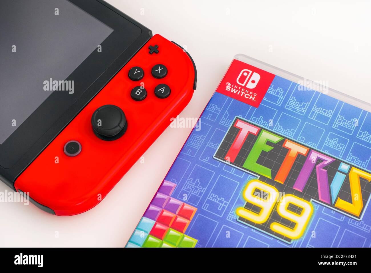 Tambow, Russische Föderation - 01. Januar 2021 Tetris 99 Videospielbox und Nintendo  Switch Videospielkonsole auf weißem Hintergrund Stockfotografie - Alamy