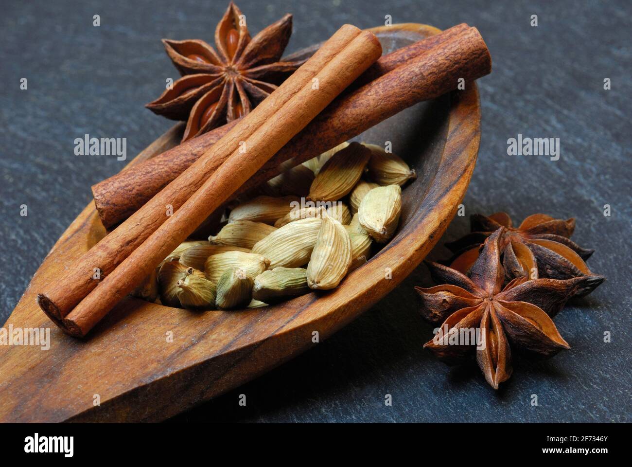 Sternanise, Zimtstange, Kardamom (Illicium verum) (Cinnamomum spec.) , ( Elettaria cardamomum) Stockfoto