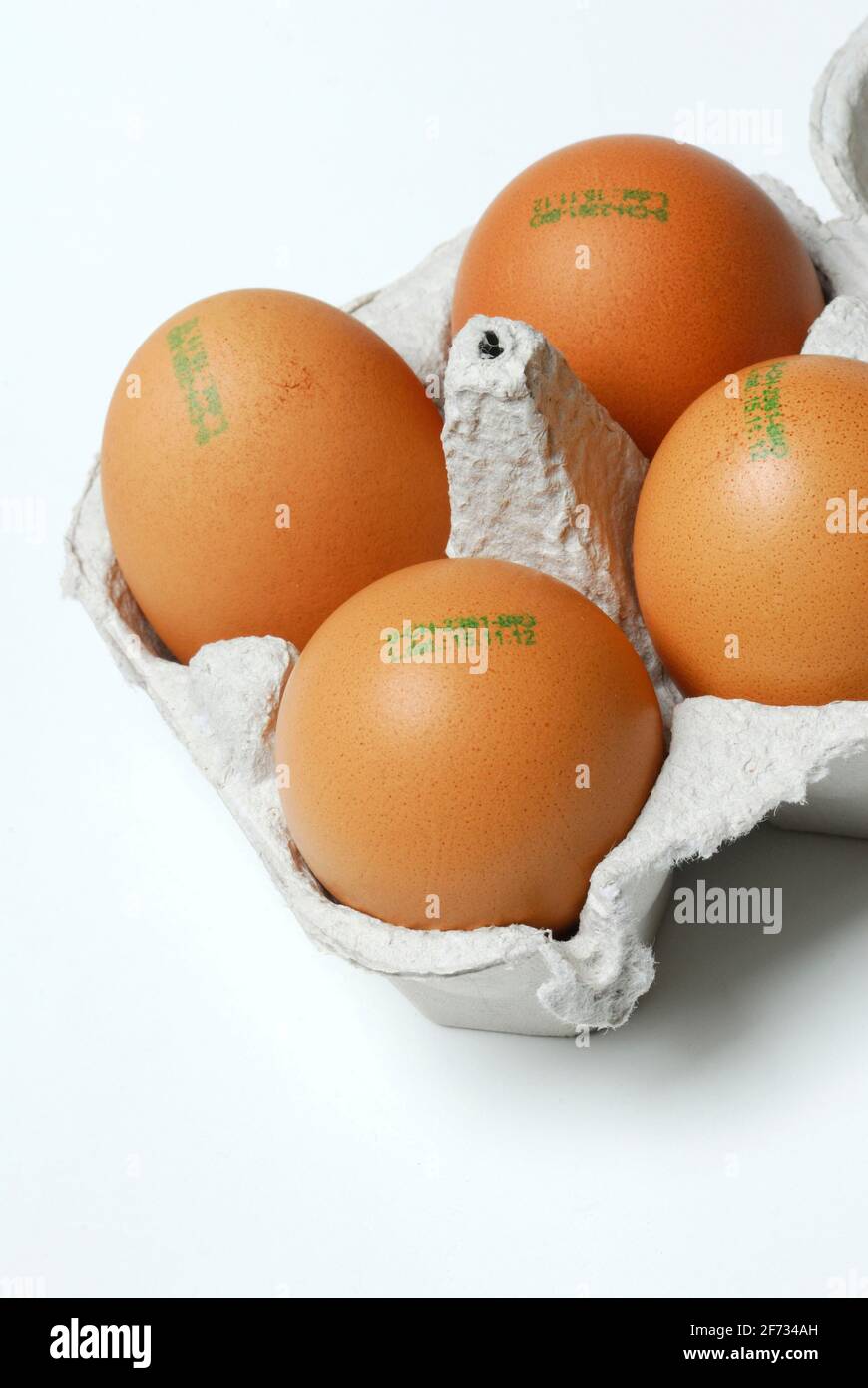 Eier von Hühnern braun, Eier von Hühnern, Hühnereier, Herkunftsstempel, Verlegedatum, Organisch Stockfoto