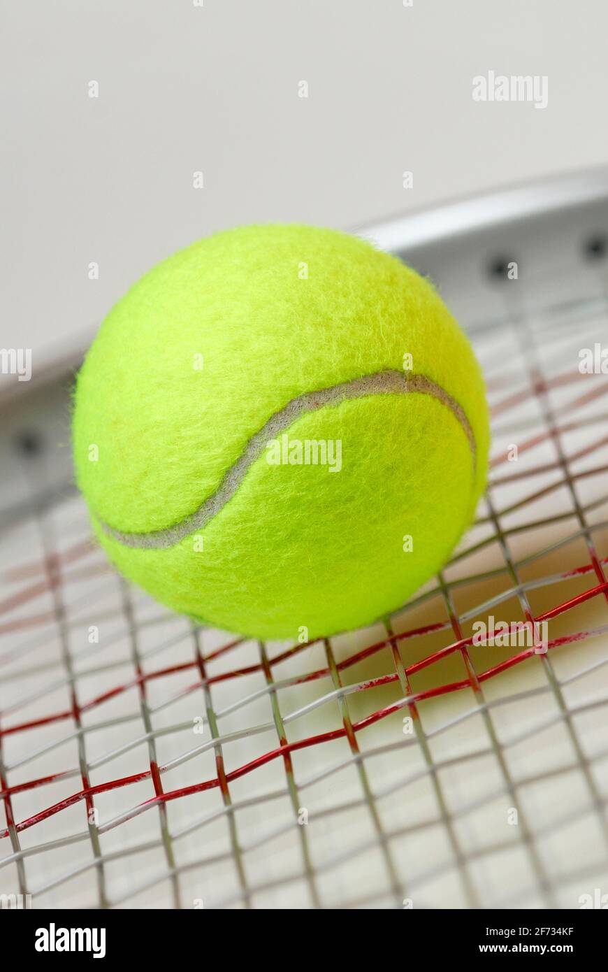 Tennisball auf Schläger, Tennisschläger, Ball, Balls, Tennis, Tennissport, Sportausrüstung, Schläger, Tennisschläger Stockfoto