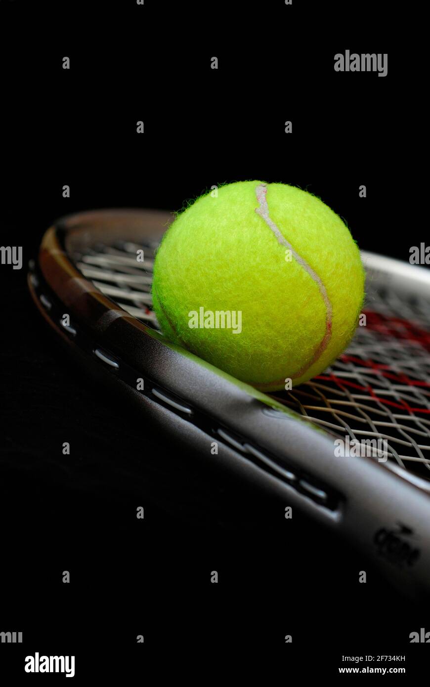 Tennisball auf Schläger, Tennisschläger, Ball, Balls, Tennis, Tennissport, Sportausrüstung, Schläger, Tennisschläger Stockfoto