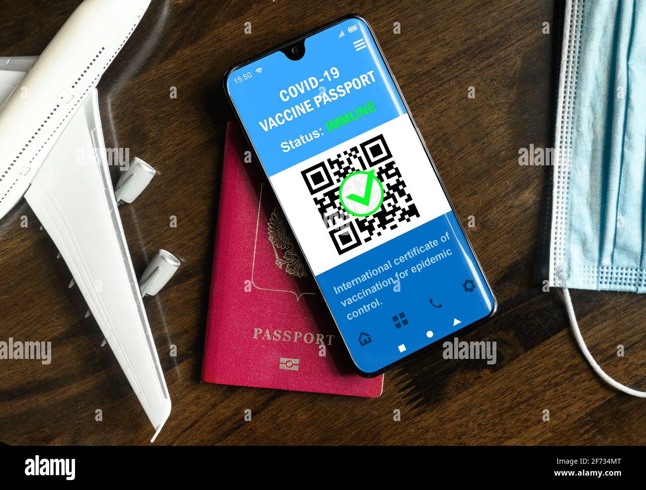 Digitaler Gesundheitspass der COVID-19-Impfung im Mobiltelefon für Reisen, Impfpass-App im Smartphone. Zertifikat als Nachweis für Coronavirus im Stockfoto