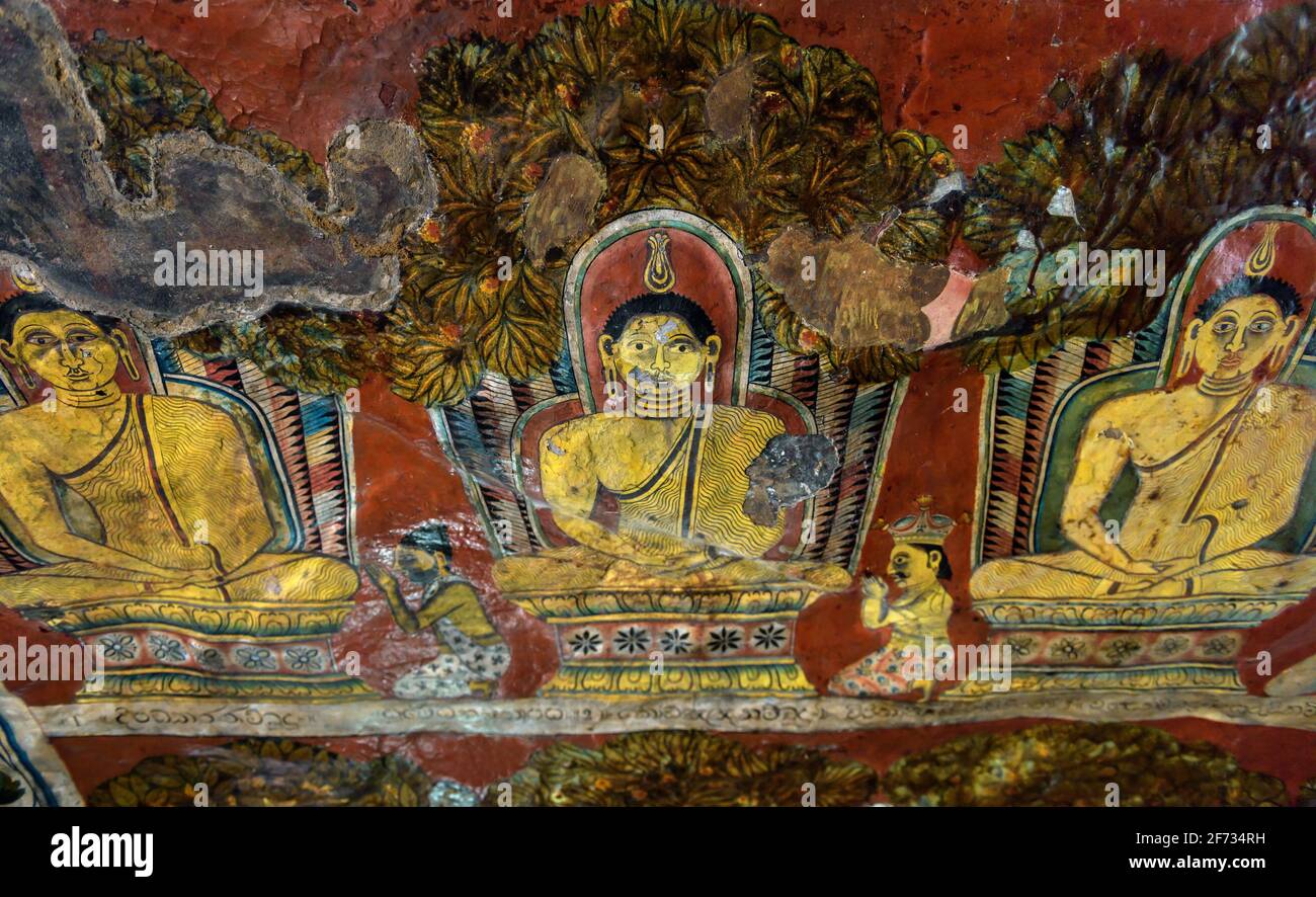 Mulkirigala, Sri Lanka - 4. Nov 2017: Fresko im alten buddhistischen Tempel, Wandmalerei mit Buddha-Bildern. Traditionelle indische religiöse Kunst. Bunt Stockfoto