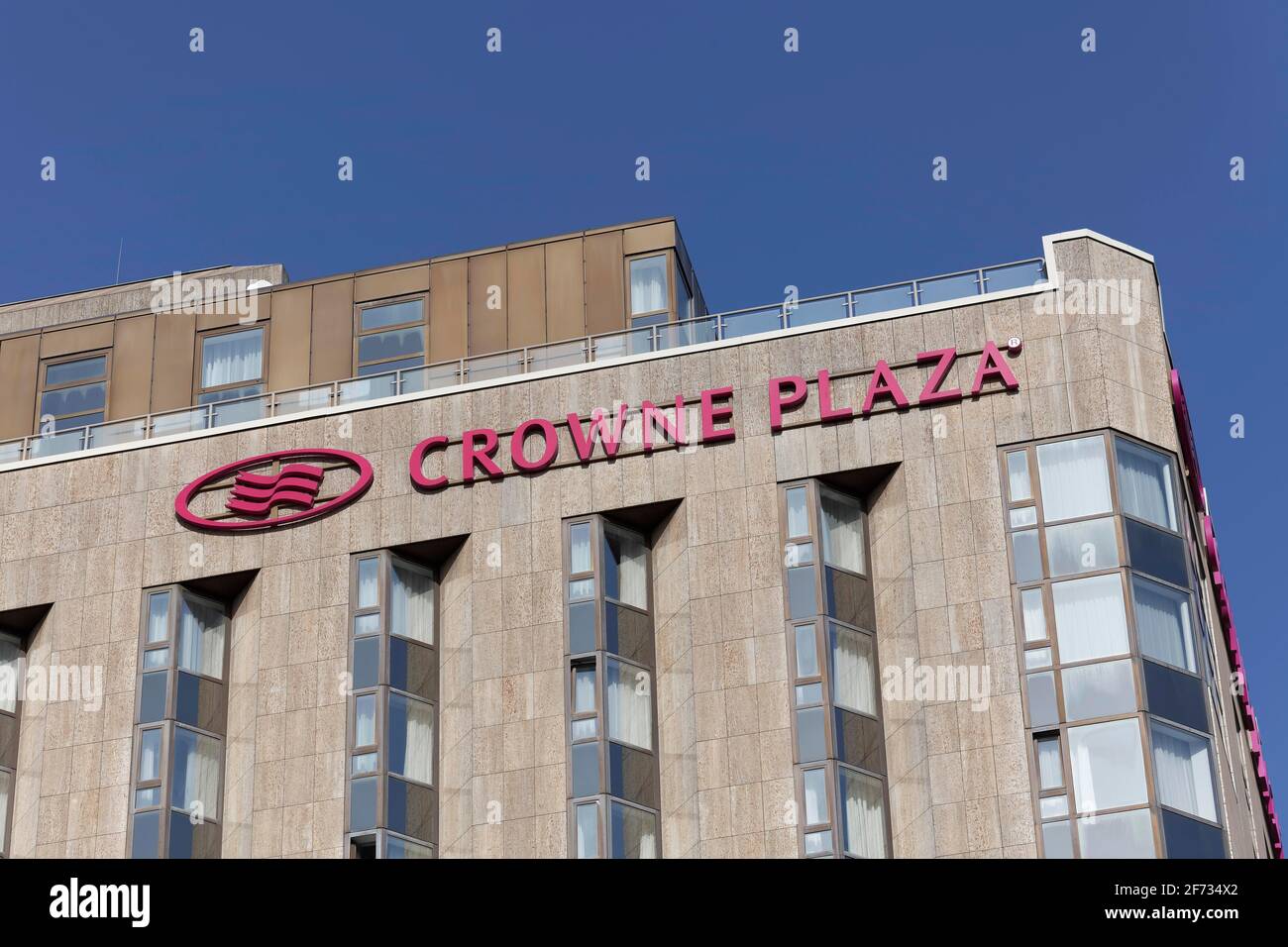Hotel Crowne Plaza Düsseldorf, Logo auf Gebäude, Konferenzhotel, Neuss, Nordrhein-Westfalen, Deutschland Stockfoto