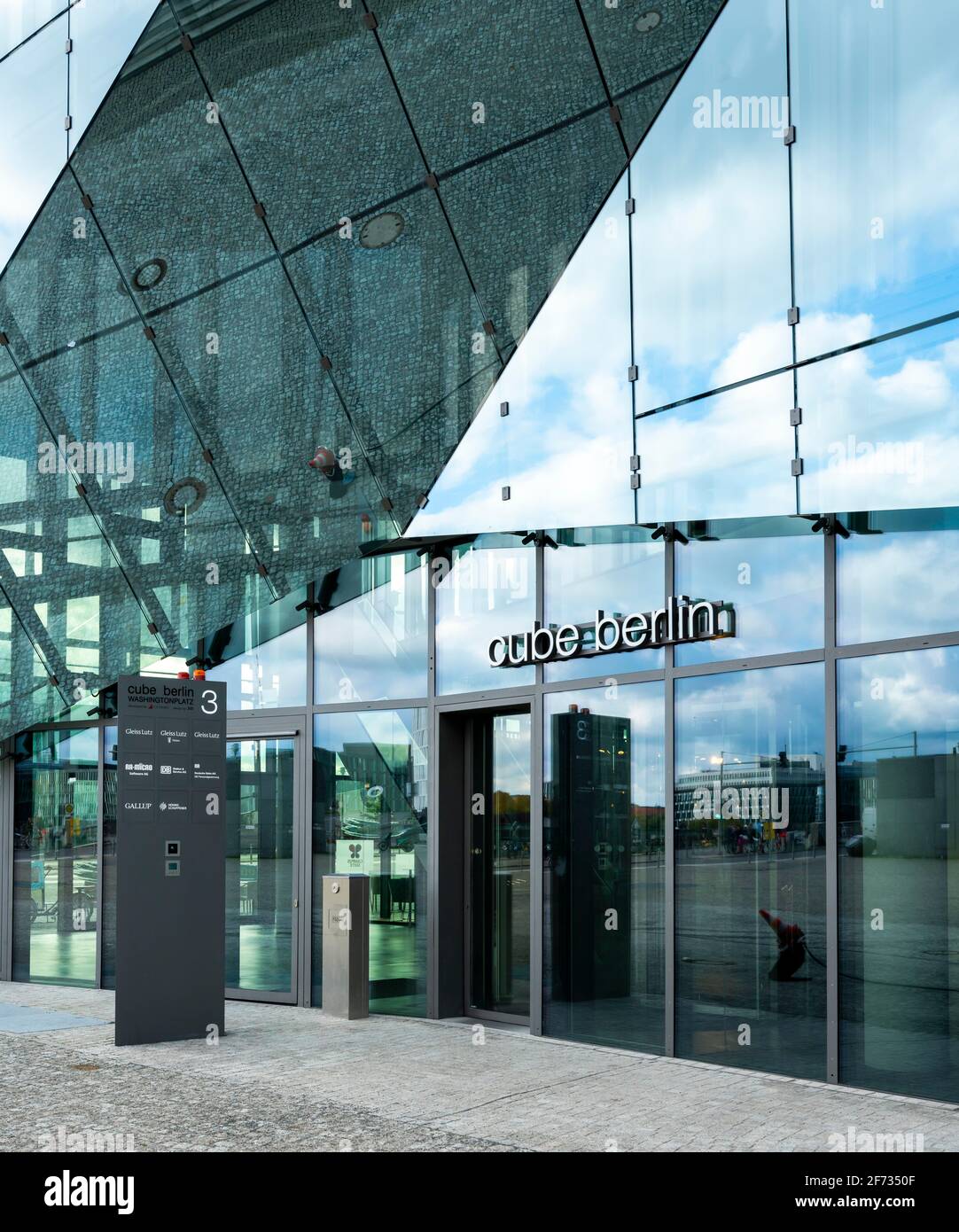 Das innovative Bürogebäude The Cube am Washingtonplatz, Berlin, Deutschland Stockfoto