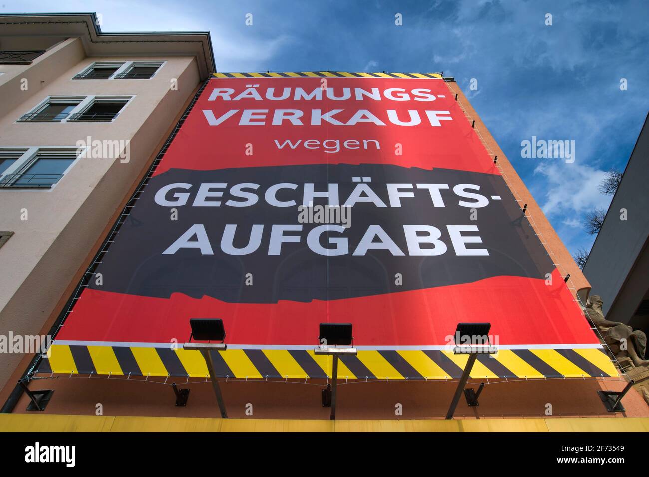Freiverkauf aufgrund Geschäftsschließung, Rabattkampf im Schaufenster, VERKAUF, Preisreduzierungen, Schuhhaus J, Bletzinger e.K, Stuttgart Stockfoto