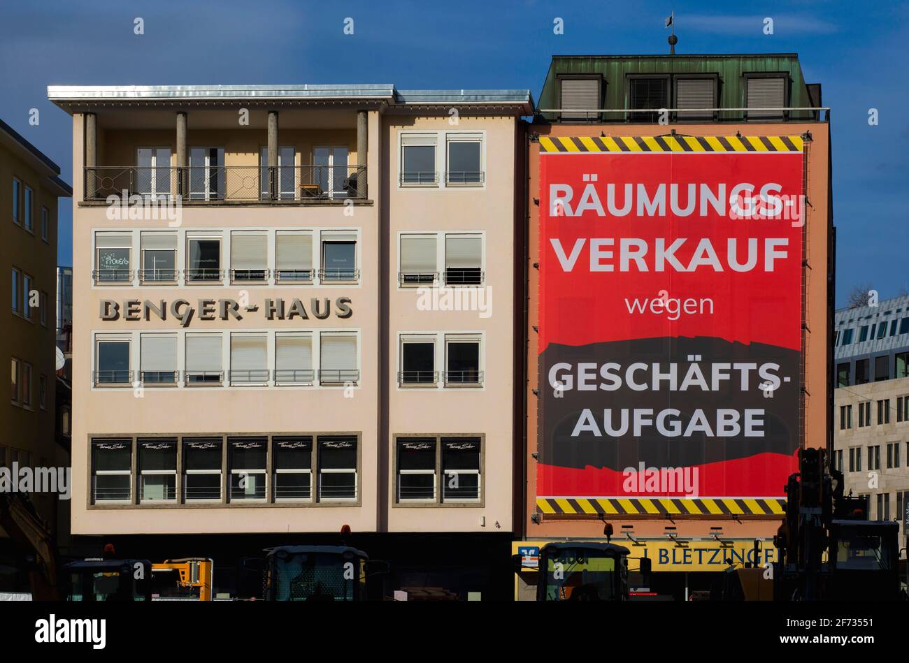 Freiverkauf aufgrund Geschäftsschließung, Rabattkampf im Schaufenster, VERKAUF, Preisreduzierungen, Schuhhaus J, Bletzinger e.K, Stuttgart Stockfoto