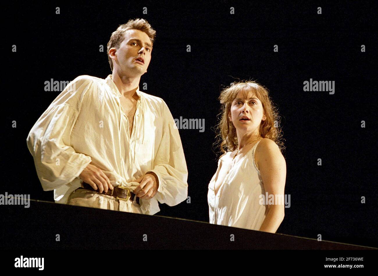 David Tennant (Romeo), Alexandra Gilbreath (Julia) in ROMEO UND JULIA von Shakespeare bei der Royal Shakespeare Company (RSC), Royal Shakespeare Theatre, Stratford-upon-Avon 05/07/2000 Musik: Stephen Warbeck Design: Tom Piper Beleuchtung: Chris Davey Kämpfe: Terry King Bewegung: Liz Ranken Regie: Michael Boyd Stockfoto